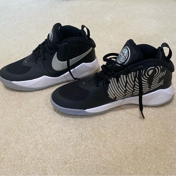 NWOB Nike Unisex - child team hustle D 9 basketball sneakers big kids size 5y - Picture 6 of 8